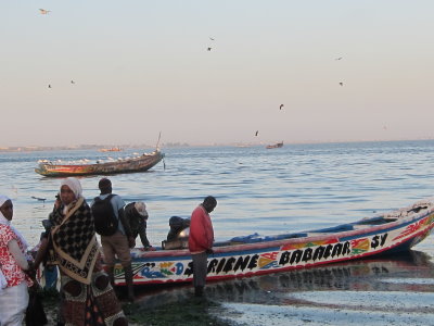 Grandes pirogues en rade à Hann