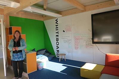 Katrin Knickmeier dans une salle d'études avec coin à lecture et whiteboard