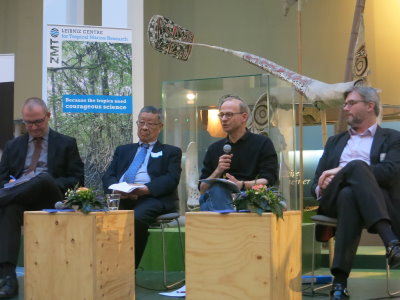 Die Podiumsdiskussion im Übersee-Museum - Lutz Möller, Chua Thia-Eng, Christoph Spehr und Kristofer Du Rietz