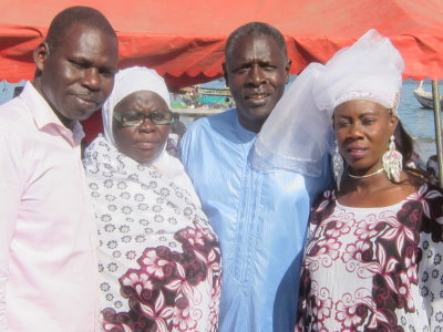 Aliou Sall avec une partie de l'équipe de PARASE, Khady Sarr, la Secrétaire générale (2ème de gauche)