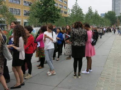 De très longues queues pour accéder aux lieux des événements