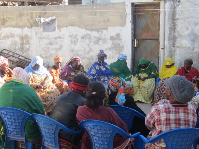 Les femmes leaders dans les sections du GIE PARASE en discussion avec Aliou Sall de Mundus maris