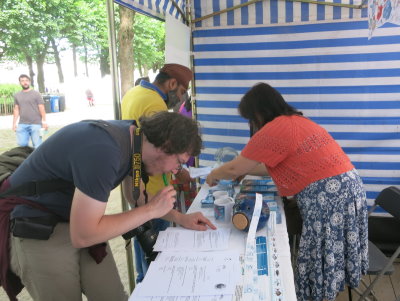 En participant au quiz sur la mer et en dépositant une promesse pour la protection de l'océan, les visiteurs prenaient leur temps au kiosque de Mundus maris