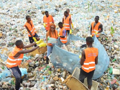 Une marée de bouteilles plastiques entasant le lit de la rivière 