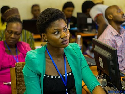 Les participants étaient captivés par l'enseignement sur DST par M. Olumide Okesanya le premier jour du programme de formation