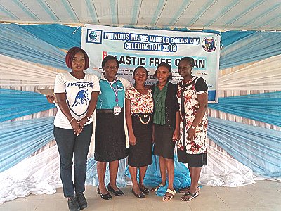 Los volontarios de Mundus maris para el Día Mundial de los Océanos 2018 en FUTA - de izquierda, Lola, Lydia, Idara, Janet y Deborah