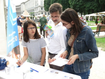 Tutta la famiglia impegnata a rispondere alle domande dello quiz